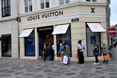 louis vuitton media|what consumers purchase louis vuitton.